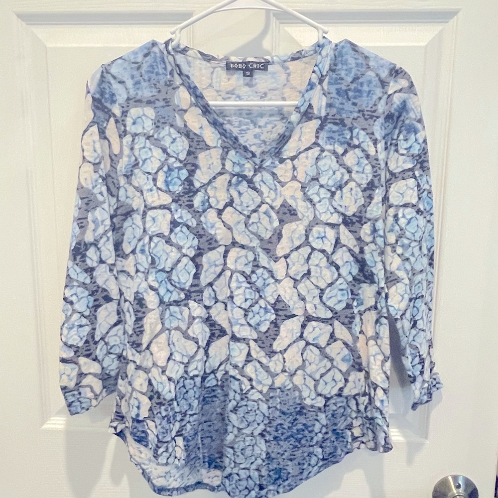 Boho chic top with 3/4 sleeves and triangle bottom of shirt. Cotton size medium
